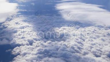 从飞机上俯瞰地球，美丽的云层缓缓移动